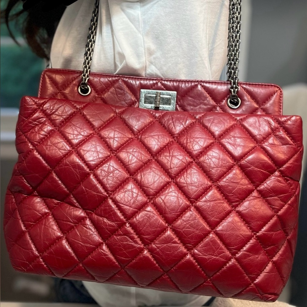CHANEL Red Quilted Shoulder Bag with Gold Chain